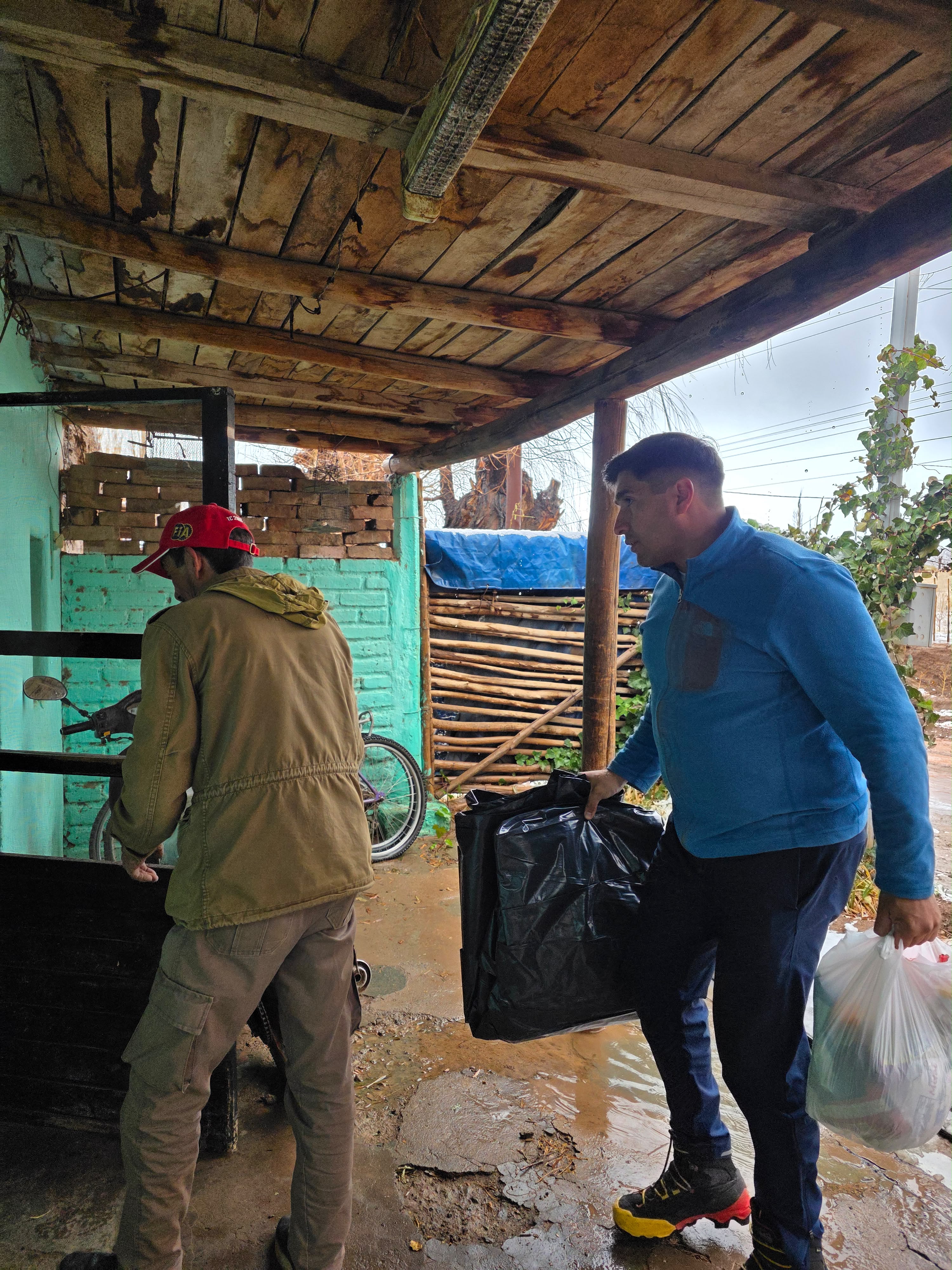 La Municipalidad de Calingasta, encabezada por el intendente Sebastián Carbajal, continúa llevando adelante un importante operativo de asistencia para acompañar a las familias afectadas por las intensas lluvias y nevadas que se registran en distintos puntos del departamento