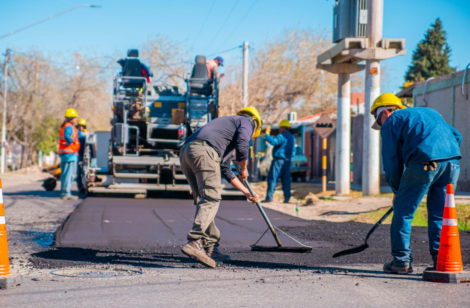 En el marco del plan integral de urbanización y mejora de la infraestructura vial que impulsa la Municipalidad de Rivadavia, comenzaron los trabajos de repavimentación sobre calle Reconquista