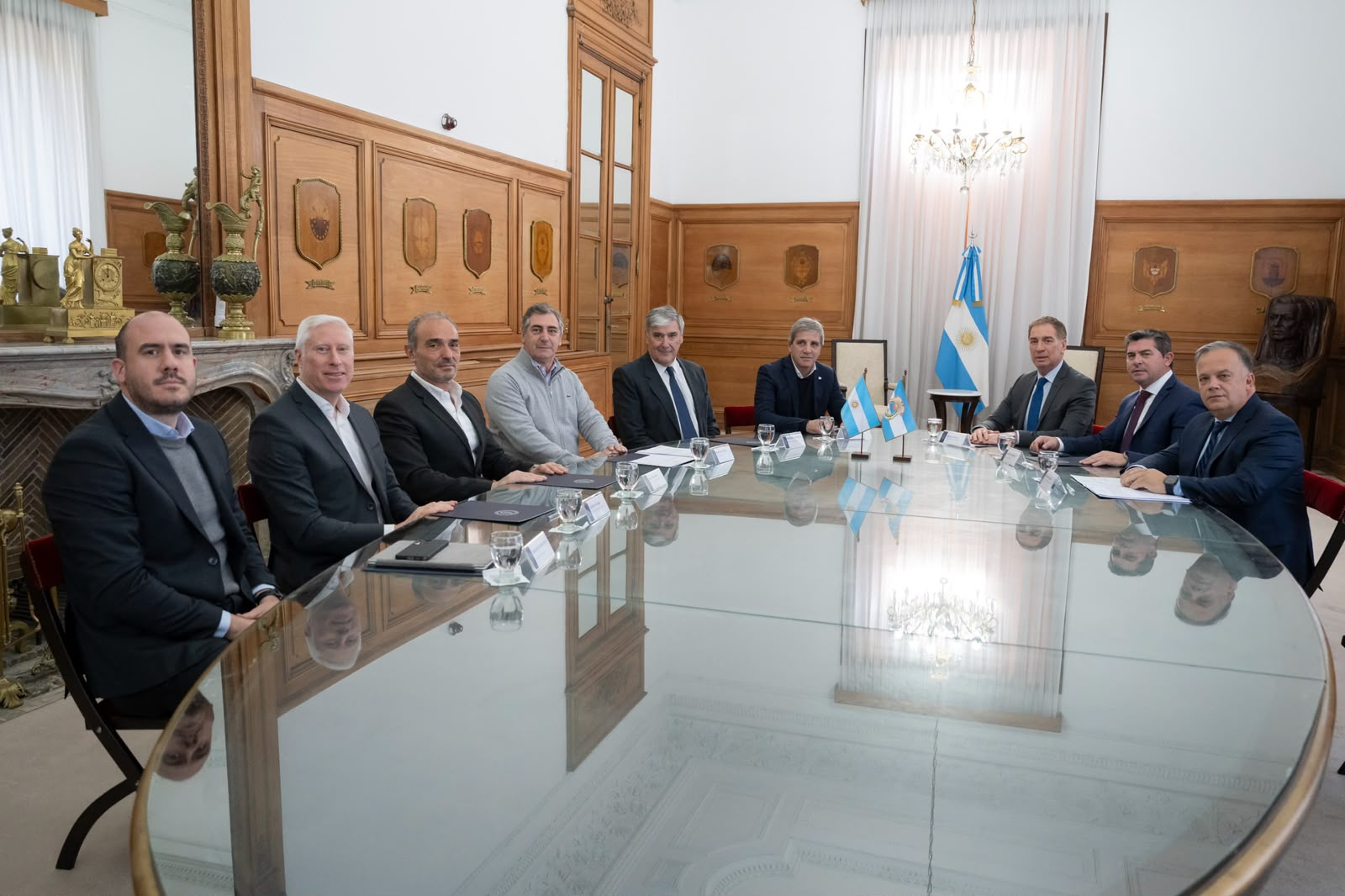 El jefe de Gabinete, Diego Santilli, y el ministro de Economía, Luis Caputo, se reunieron  el lunes con el gobernador de San Juan, Marcelo Orrego, en el marco de la firma de un convenio mediante el cual el Estado Nacional delega en la provincia la gestión integral de distintos tramos de rutas nacionales estratégicas.