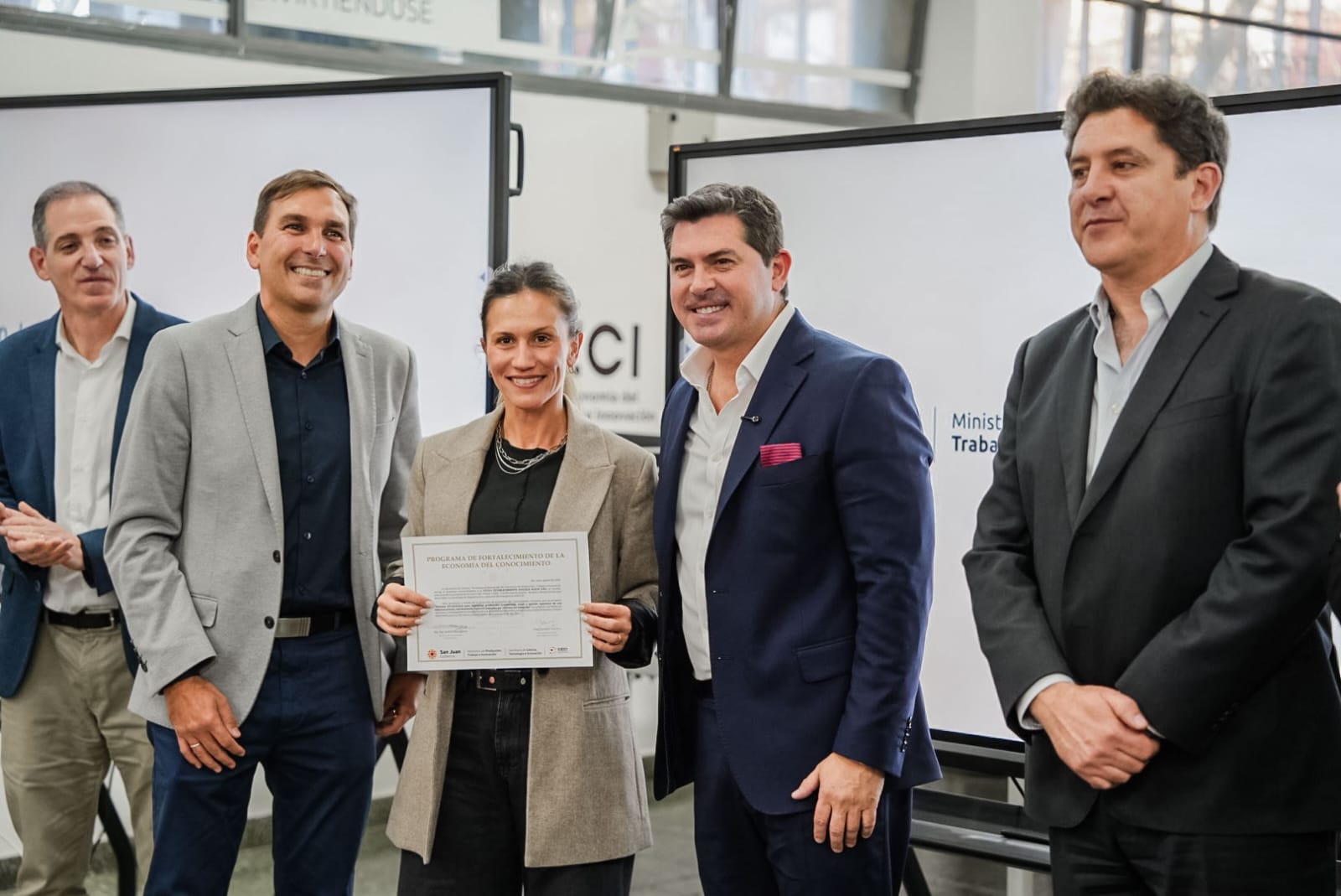 El gobernador de San Juan,Marcelo Orrego entregó 0 millones para la digitalización de Pymes de San Juan