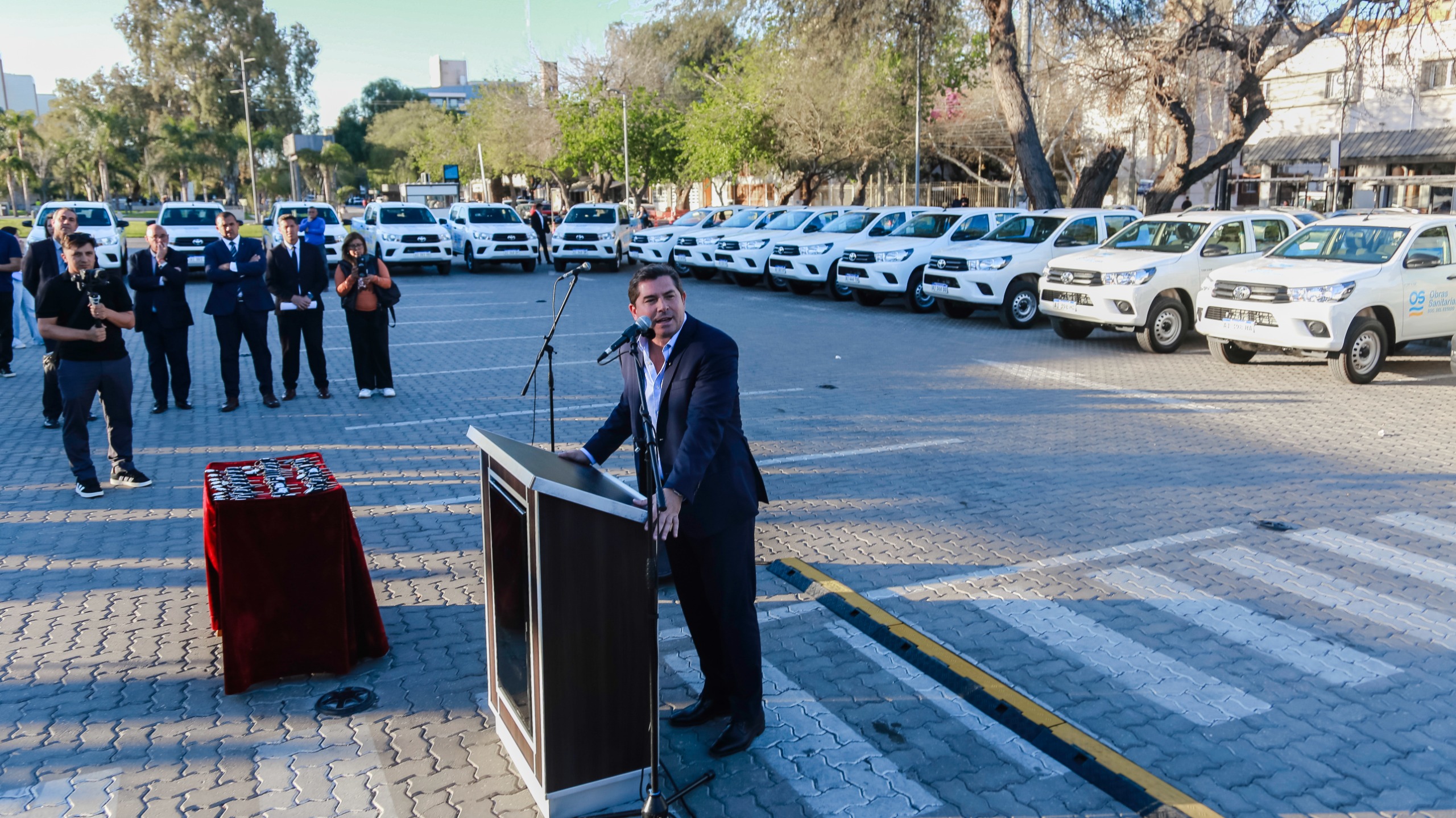 En una trascendente ceremonia, Marcelo Orrego, encabezó este lunes el acto de presentación de nuevas movilidades destinadas a mejorar la labor de Obras Sanitarias.