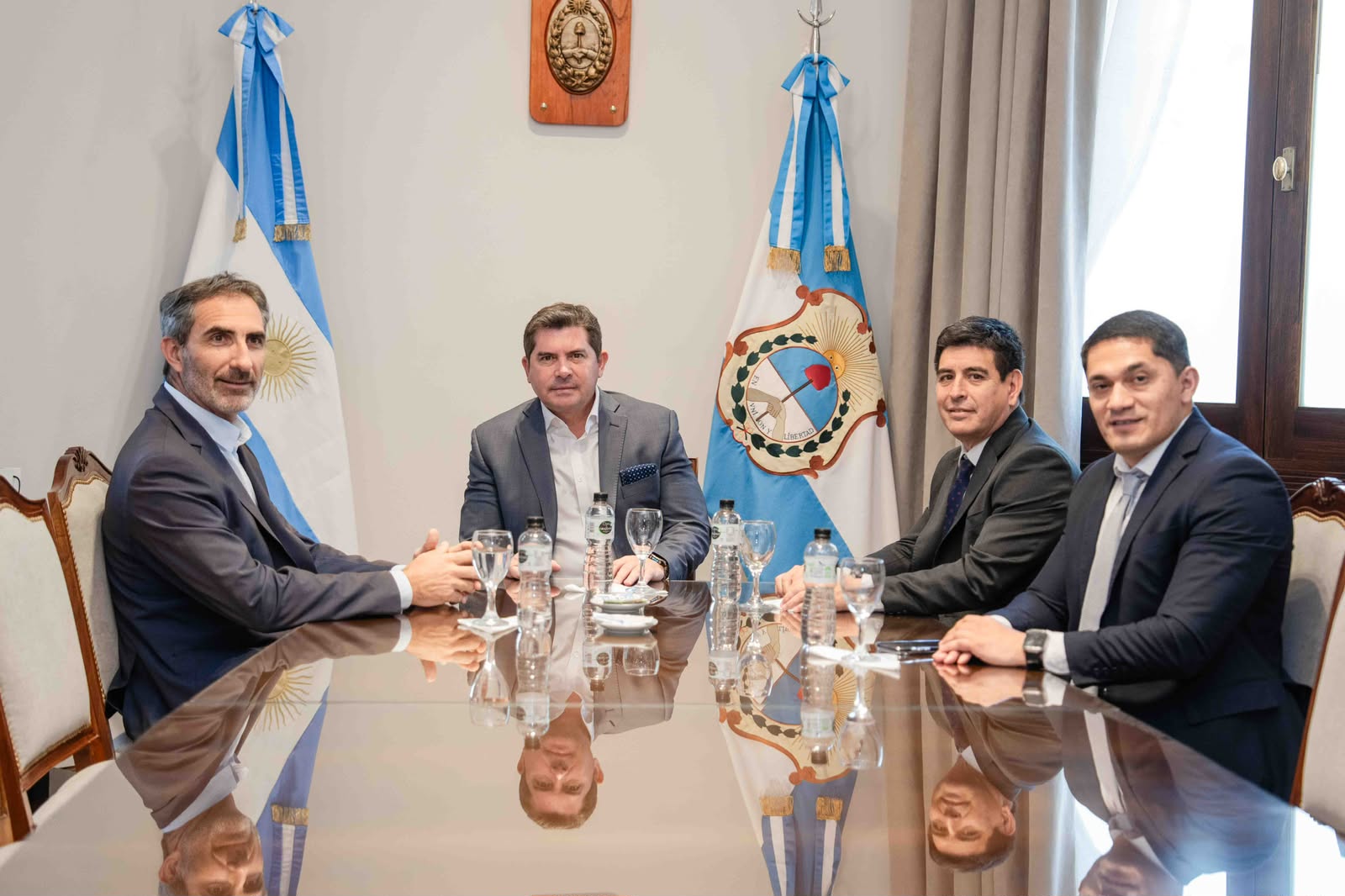 El gobernador de San Juan, Marcelo Orrego, recibió en Casa de Gobierno a autoridades de JetSMART Airlines, en el marco de la llegada de la aerolínea de bajo costo a la provincia.