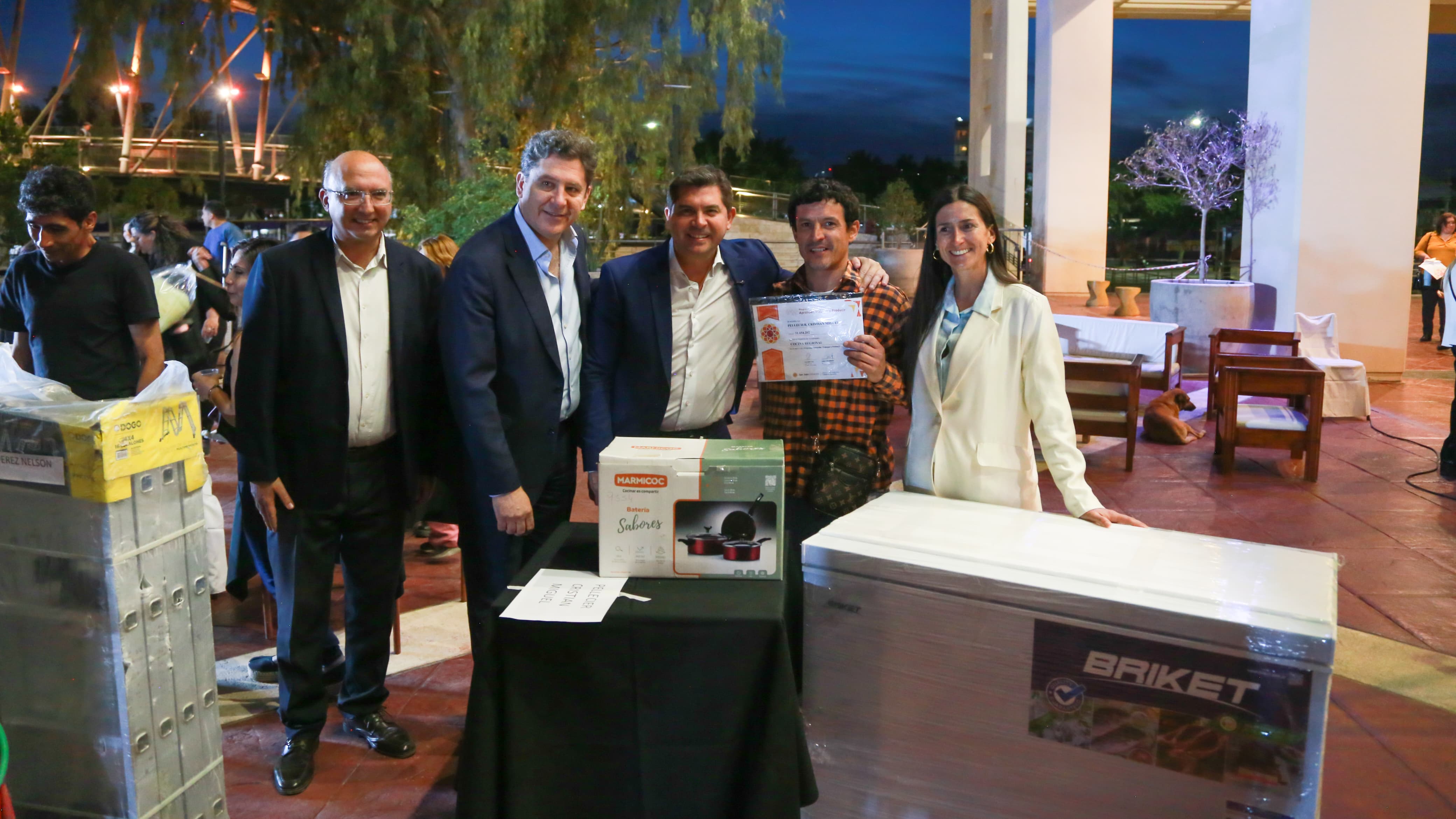 En el marco del programa Aprender, Trabajar y Producir, el gobernador de San Juan encabezó en el Centro Cívico la entrega de diplomas y materiales de trabajo, destacando la importancia de consolidar la cultura del empleo en cada municipio.
