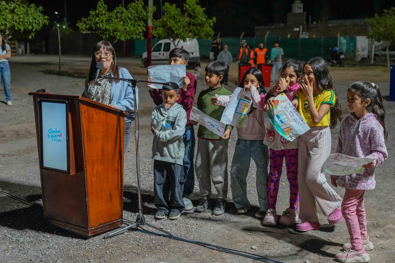 En el Loteo Nazareno,la intendenta de Chimbas,Daniela Rodríguez, inauguró luminaria LED y anunció la construcción de una plaza para los niños del barrio