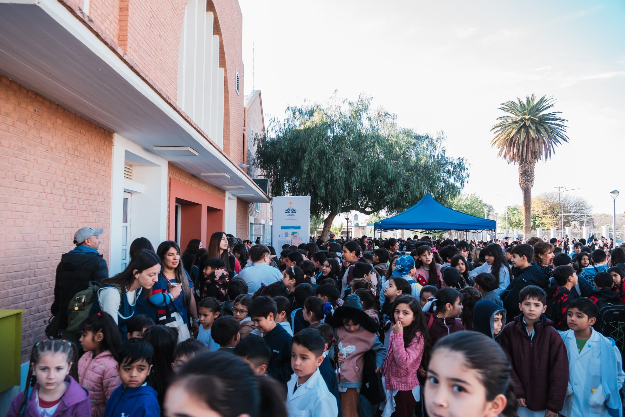 La 17° Feria Provincial de la Cultura Popular y el Libro completó su primera jornada en La Superiora y prepara un sábado cargado de cultura y grandes shows