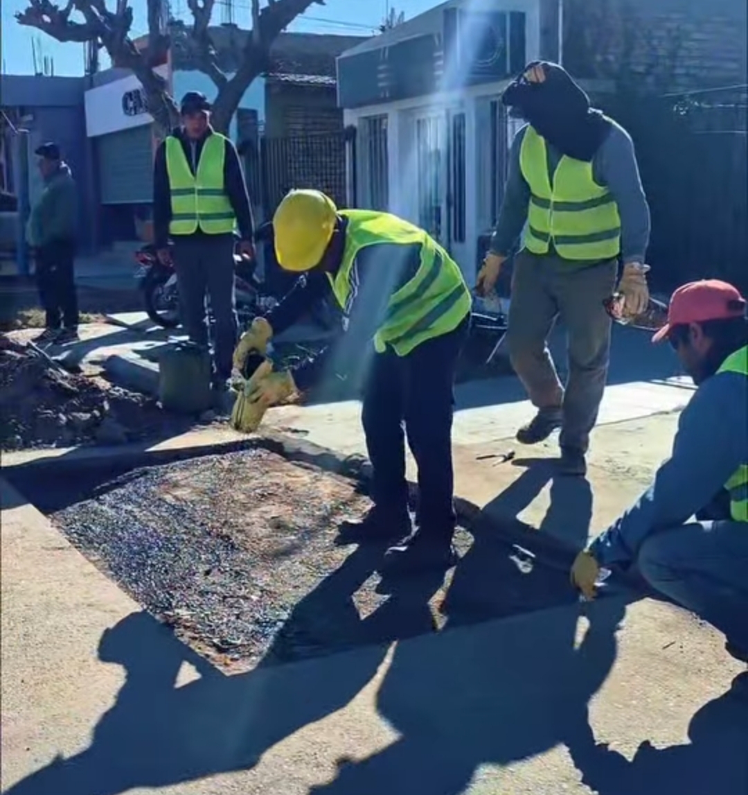 El intendente de 25 de Mayo,Rodolfo Jalife recorrió el inicio de obras de bacheos en las calles principales de Villa Santa Rosa.