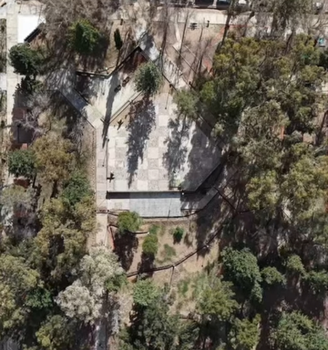 Desde la Municipalidad de Calingasta se impulsaron importantes trabajos de renovación y adecuación de la instalación eléctrica de la Plaza General San Martín, en Barreal.