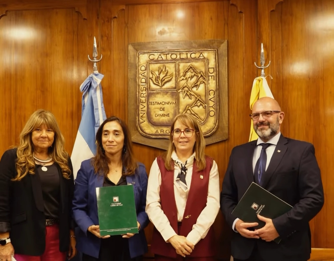 La intendenta de Caucete,Romina Rosas, firmo un acuerdo con la Escuela de Seguridad de la Universidad Católica de Cuyo para llevar adelante en Caucete una Jornada de Concientización y Alfabetización Digital