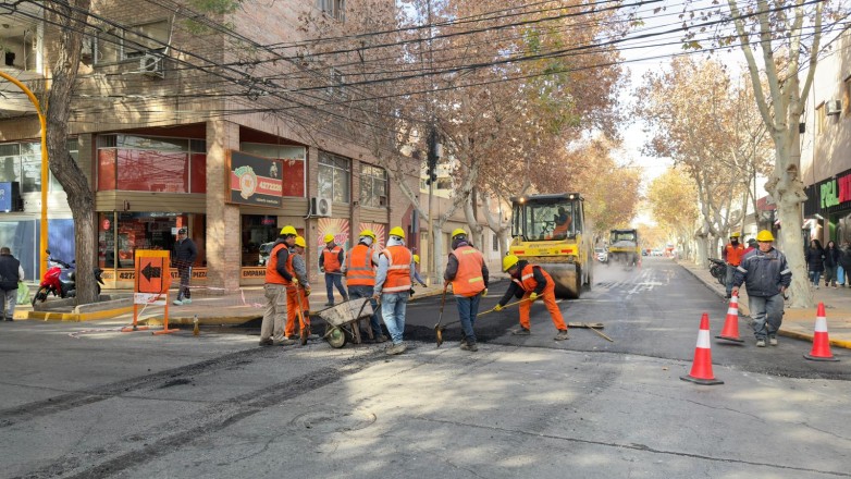El Ministerio de Infraestructura, Agua y Energía, a través de la Dirección Provincial de Vialidad, continúa con la ejecución del Plan de Pavimentos Urbanos en el microcentro de Capital.