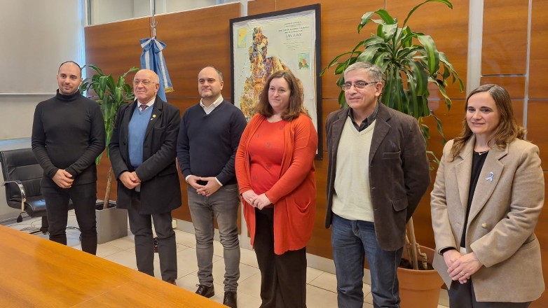 La Secretaría de Ambiente y la Facultad de Ciencias Exactas, Físicas y Naturales firmaron un acuerdo para relevar la cotorra argentina en San Juan y definir estrategias de manejo basadas en evidencia científica.