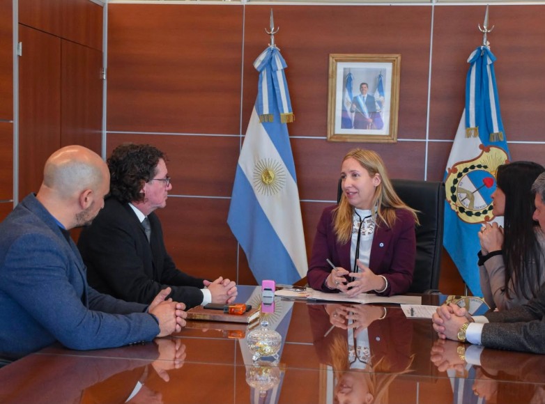 ca3a1e99befcf17b0939c7fa02935784_L.jpg El Ministerio de Gobierno firmó un acta complementaria con la Universidad Católica de Cuyo para implementar prácticas profesionalizantes supervisadas.