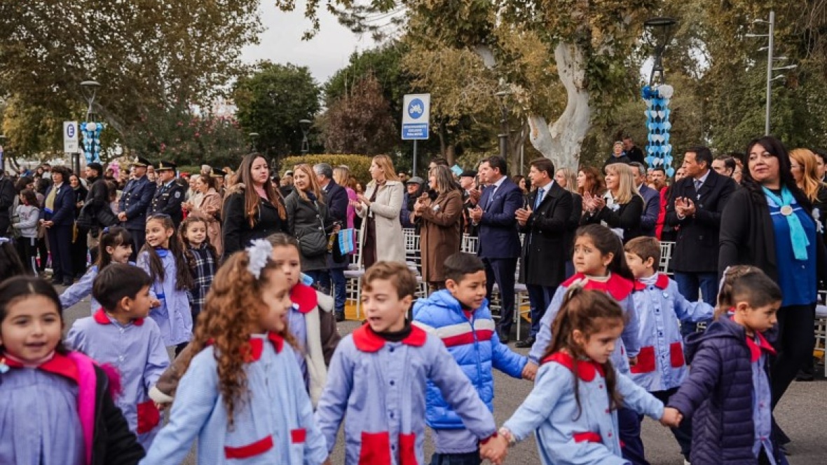 Ante la presencia del intendente Juan Jose Orrego y el gobernador Marcelo Orrego,con orgullo y el corazón celeste y blanco,  más de 1200 niños de los jardines de primera infancia  de Santa Lucía celebraron el 25 de Mayo con el tradicional desfile