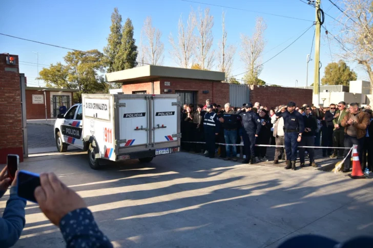 Más de un centenar de personas, entre numerosos integrantes de la Policía de San Juan recibieron entre aplausos  la llegada de los cuerpos de sus compañeros caídos en el accidente aéreo de Valle Fértil a la Morgue Judicial ubicada en Rivadavia.