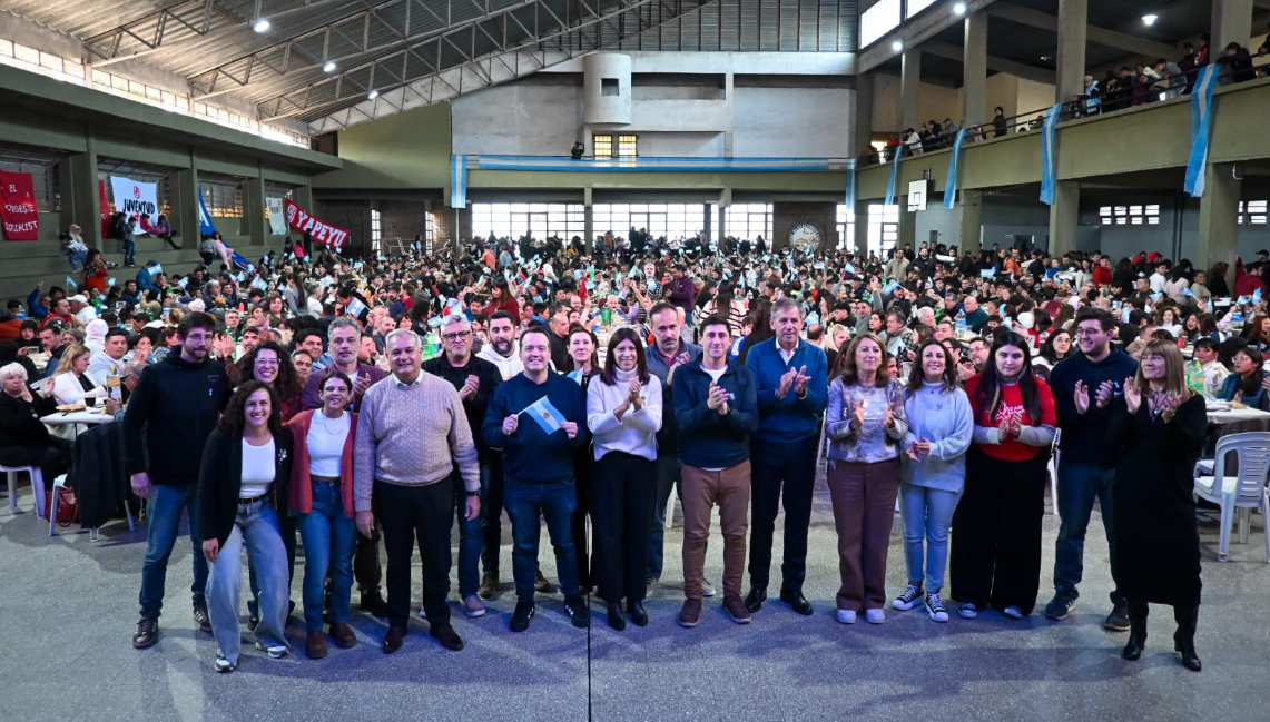 El socialismo santafesino reunió a más de 1.500 personas en un masivo acto patrio y reclamó un rol protagónico para el futuro