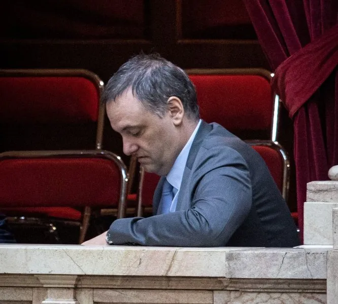El costo de la lealtad extrema: por qué el Gobierno estira la agonía política de Manuel Adorni