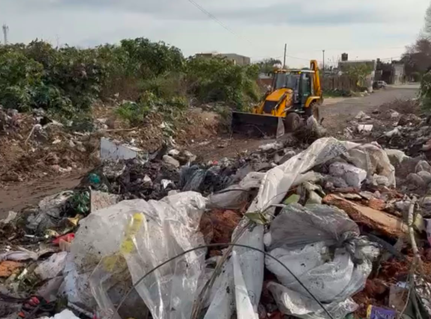 El municipio santafesino erradicó un macrobasural en barrio Los Hornos y reabrió una calle bloqueada por los residuos