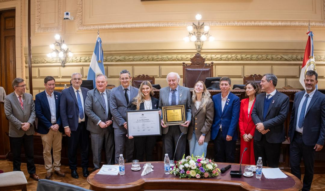 El Senado provincial rindió un emotivo homenaje al doctor José Belizán por su defensa de los derechos humanos y su trayectoria científica
