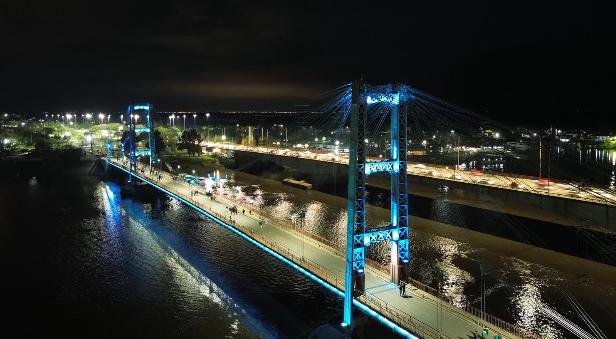 Postal nocturna recuperada: El Puente Colgante de Santa Fe vuelve a lucir su iluminación al 100%
