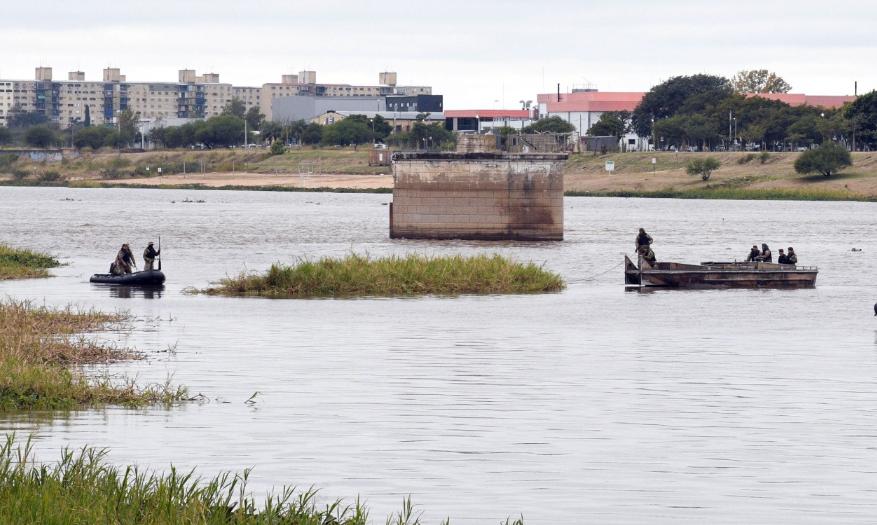 La Municipalidad santafesina acordó un plan con el Ejército para liberar de embalsados la Laguna Setúbal