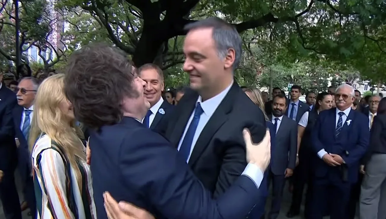 El blindaje a Adorni o el arte libertario de convertir la sospecha en épica