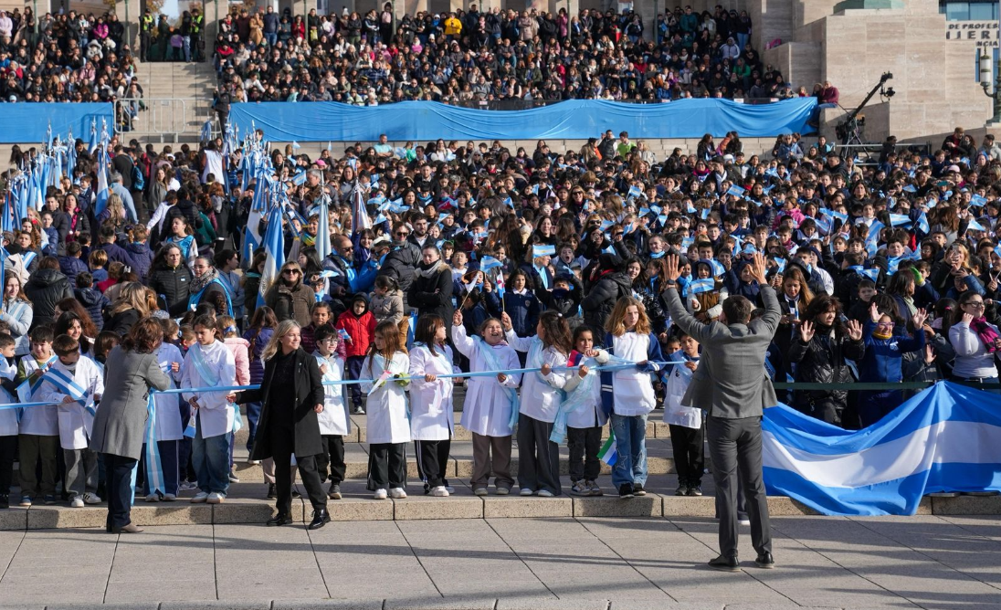 Pullaro inauguró el restaurado Monumento a la Bandera ante la promesa de más de 8.000 alumnos