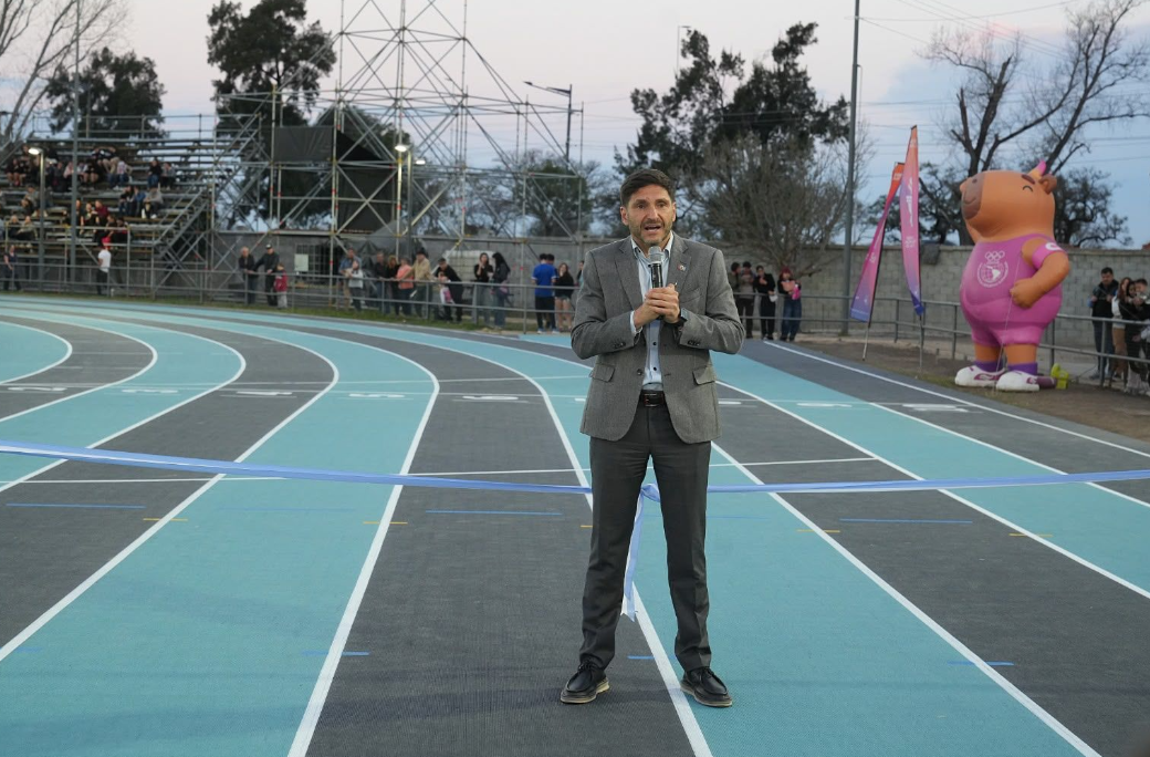Hito deportivo: Pullaro inauguró la pista de atletismo del CARD, la más moderna del país