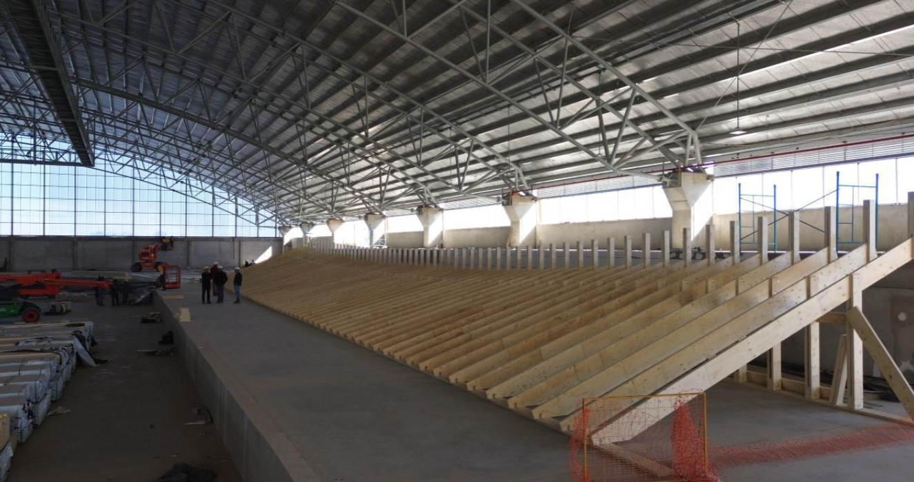 Rafaela: comenzó el montaje de la pista de madera del nuevo velódromo provincial