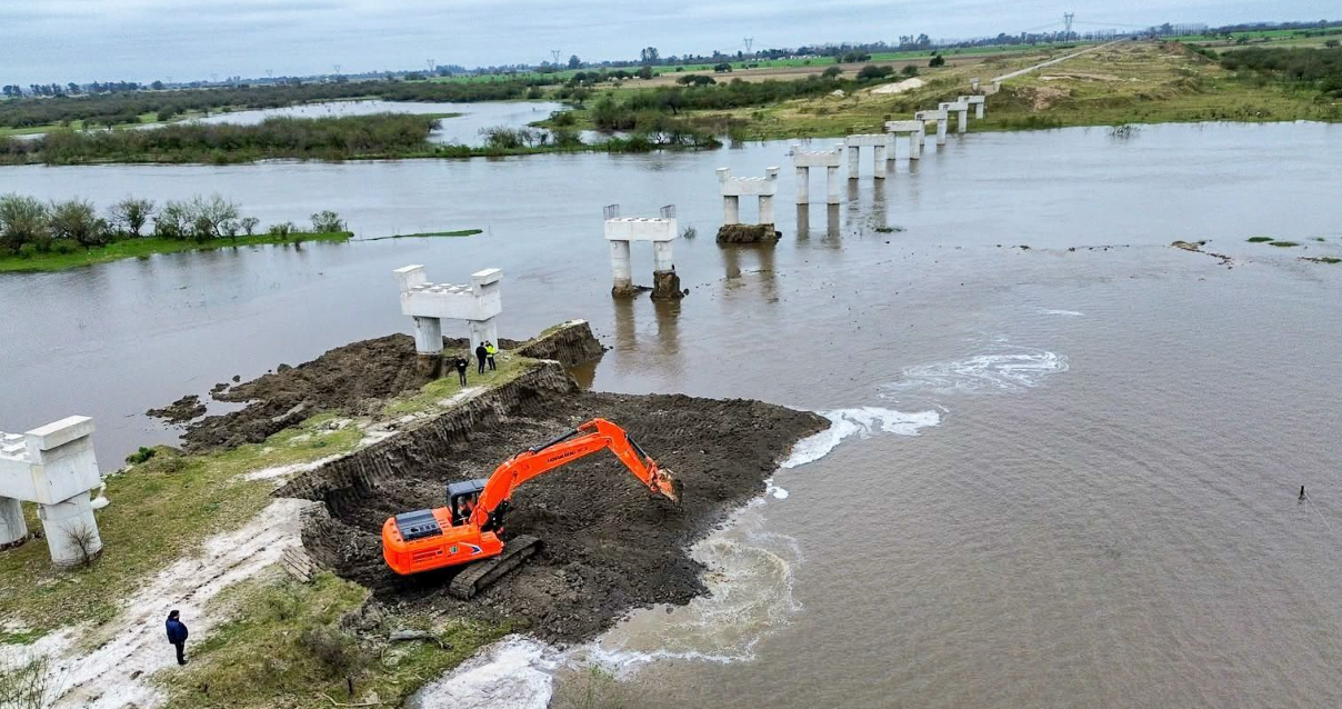 Santa Fe desmantela un terraplén de 500 metros sobre el río Salado para prevenir inundaciones