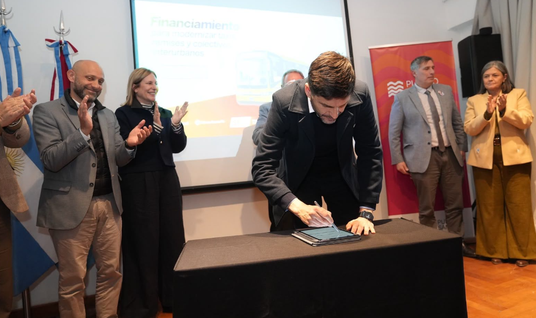 Pullaro presentó una histórica inversión de .000 millones para renovar colectivos, taxis y remises