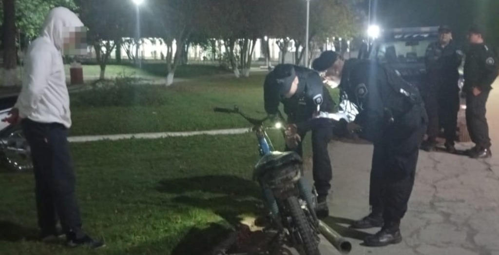 La policía de Villa Guillermina junto a la patrulla urbana, incautaron una moto robada y detuvieron al delincuente.