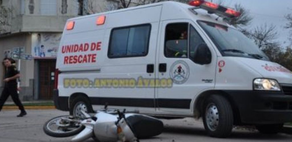 Un automóvil y una motocicleta que circulaban en la misma dirección, colisionaron frente a la AXION de Las Toscas.