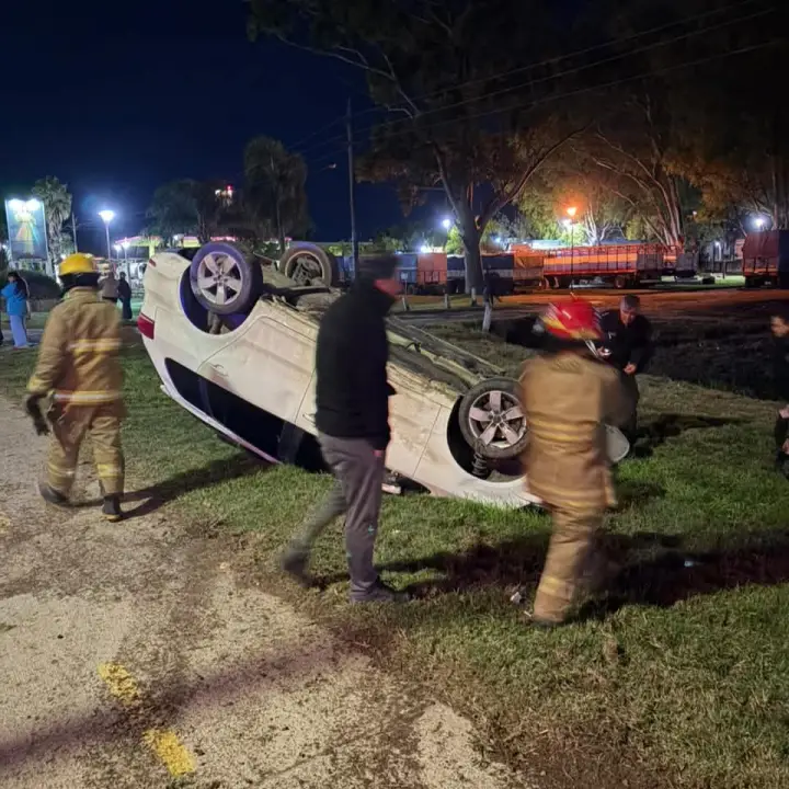 Automovilista “Re-Borracho” volcó en la rotonda de Reconquista; (Muy Mamao en el día del padre).