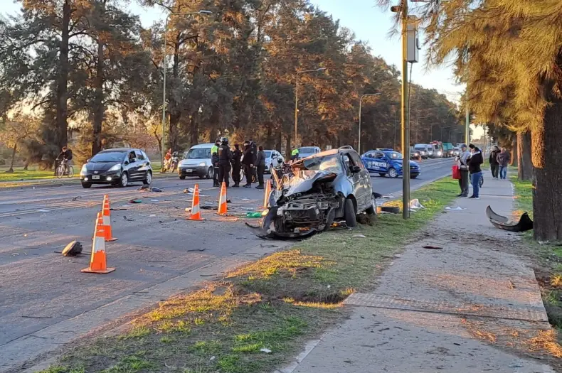 Muere un automovilista de 27 años de edad al chocar su vehiculo con un tronco, en la Ruta N 11 frente al vivero Los Aromos de Avellaneda.
