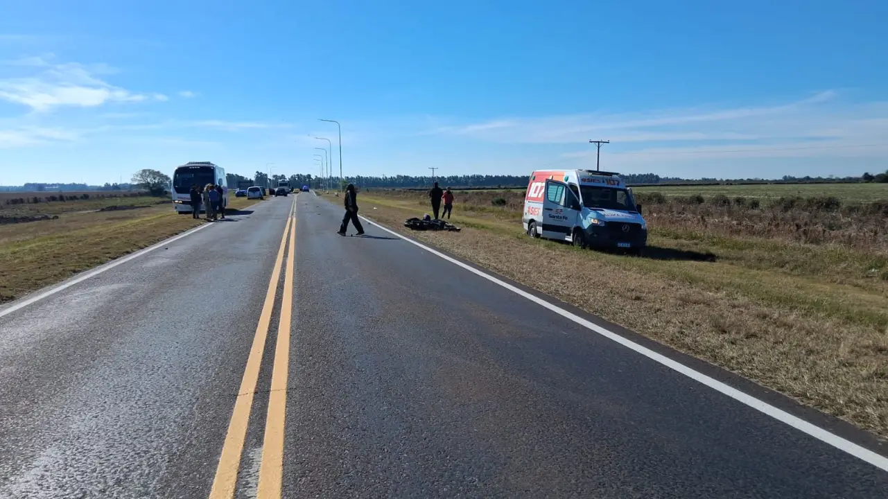 Una moto que se cruzó de carril en la Ruta provincial UNO jurisdicción de Romang, chocó contra un automóvil que circulaba en sentido contrario.