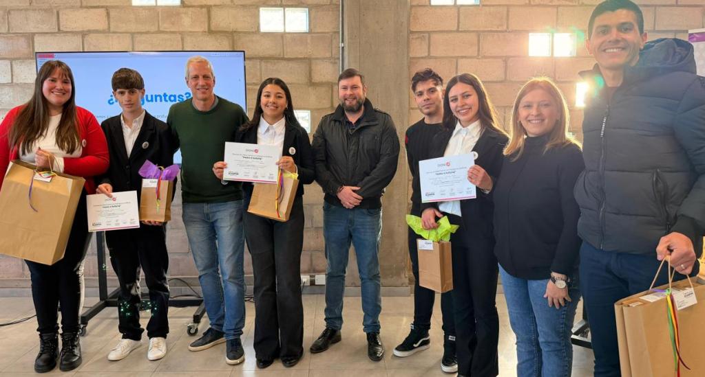 Con excelentes trabajos en equipos, los estudiantes de Romang y Reconquista ganaron “HackIA el Bullying”.