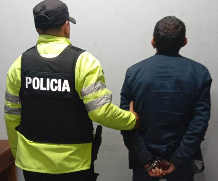 La policía Guardia Provincial, a través de un control vehicular en Florencia, detectó 10 panes de cocaína en un auto que circulaba de norte a sur.