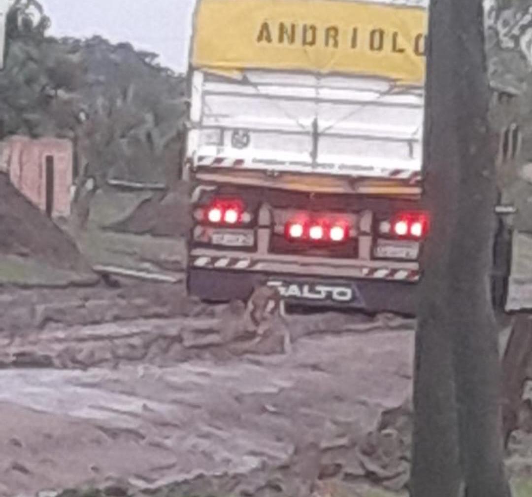 El municipio de Las Toscas destroza las obras existentes y convierte los caminos en un lodazal.