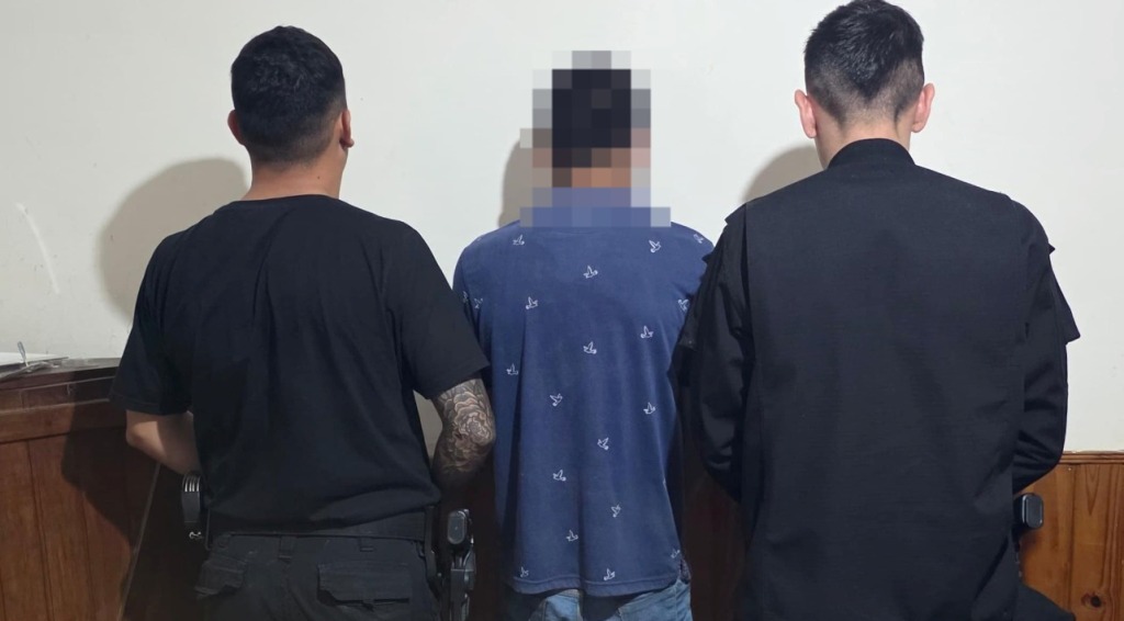 Los efectivos policiales de la Patrulla Urbana de Las Toscas, esclarecieron un robo y detuvieron al delincuente que se resistió en todo momento.