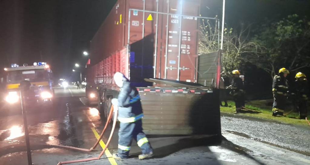 Principio de incendio de un camión paraguayo que transportaba bovinas de cartón en la ruta nacional 11, jurisdicción del Rabón.