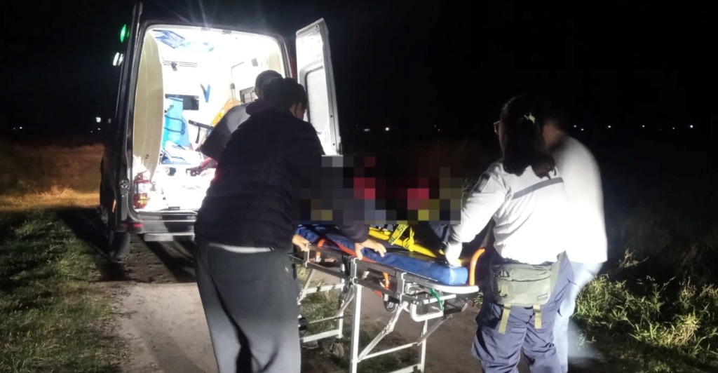Una moto y una bicicleta colisionaron en un camino rural de Villa Ocampo, dos hombres fueron trasladados al hospital.