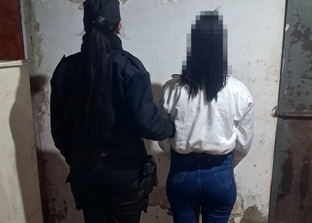La patrulla urbana de Las Toscas, detuvo a una pareja de delincuentes que circulaba en una moto robada en Villa Ocampo.