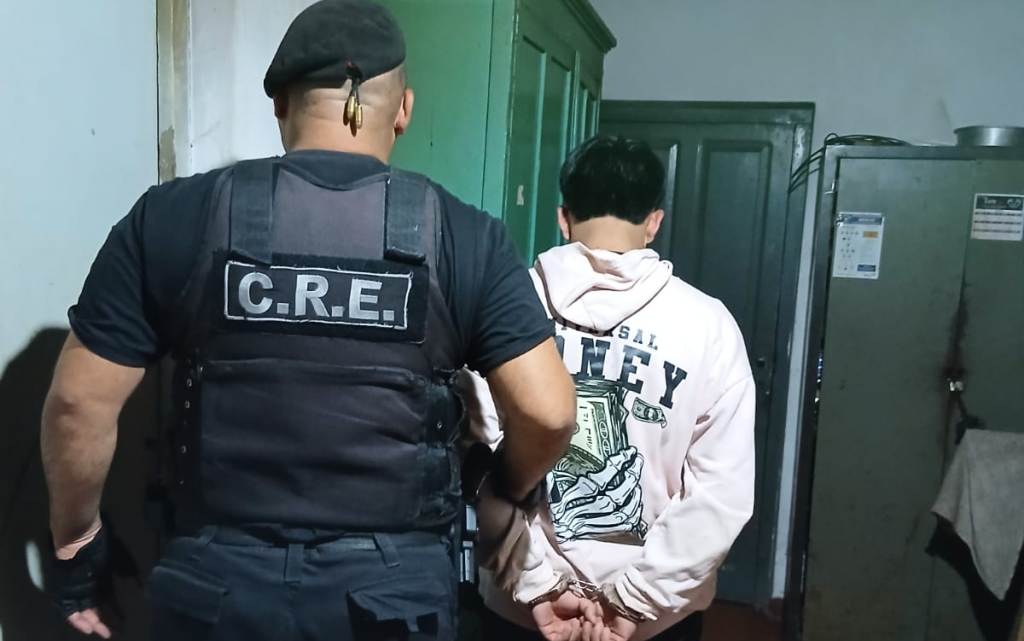 Los efectivos policiales del Comando Radioeléctrico de Villa Ocampo detuvieron a un joven de 21 años de edad con Cocaína.