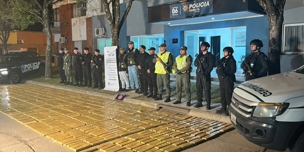 Más de 940 Kilogramos de Marihuana abandonada en el ingreso de un campo a la vera de la RN11, en Berna, cerca de Malabrigo.