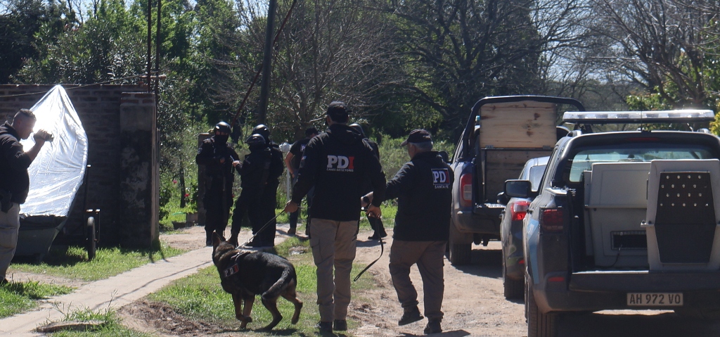 Tres allanamientos simultáneos contra los “Envenenadores” de Las Toscas, NO encontraron NADA, porque hay muchos “Buchones” que “Botonean” a los narcos.