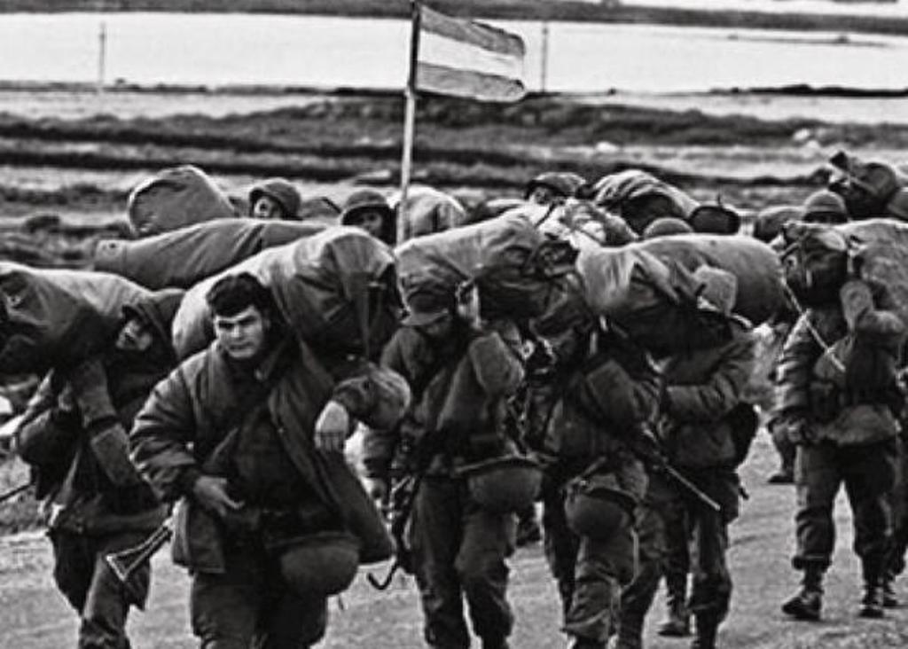Soldados_argentinos_en_Malvinas,_1982.jpg Soldados_argentinos_en_Malvinas,_1982.jpg