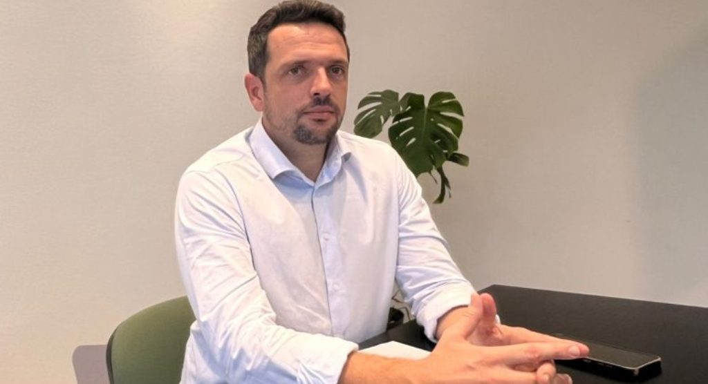 “Fiscales y Jueces, le toman el pelo a la sociedad, otorgándoles el beneficio de prisión domiciliaria a las mujeres que venden DROGAS y tienen hijos”. NOOO.