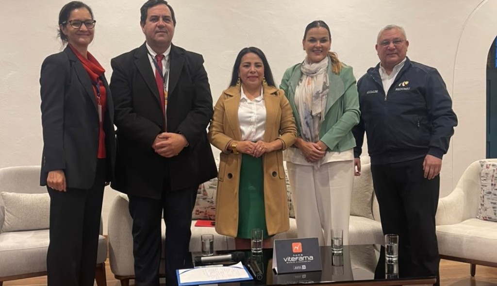 El intendente Enri Vallejos presentó en Ecuador los pilares de la gestión municipal de Reconquista.