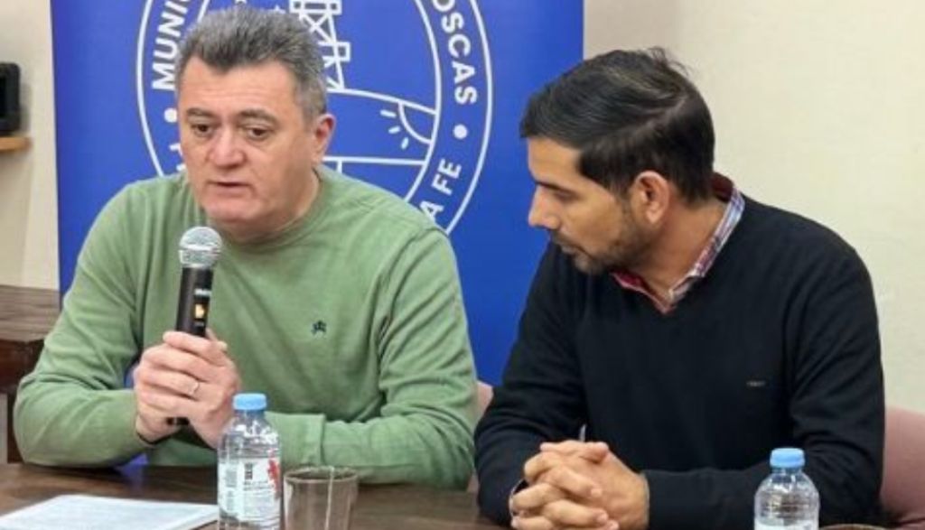 Federico Pezz, representando a la provincia e Iván Sánchez intendente de Las Toscas, firmaron un acuerdo de $ 25 millones, para el hogar de ancianos.