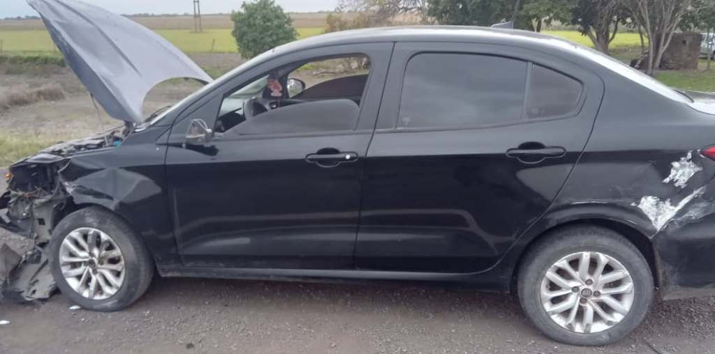 Un automóvil que salía de un camino alternativo de HARDY, al ingresar a la ruta 11, colisiona con un camión que transitaba la misma.