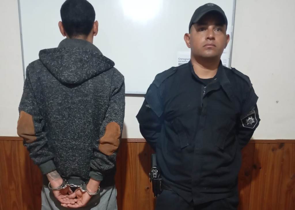 La policía de Las Toscas, esclareció el robo a una tienda céntrica y detuvo al delincuente autor del ilícito.